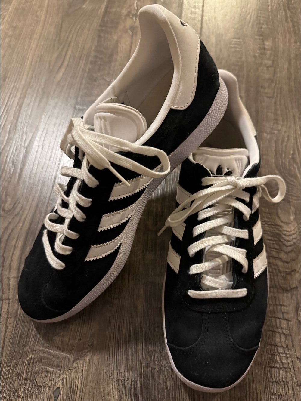 adidas Men's Gazelle Low Top Lace-Up Sneakers Black/White Solid Size 8.5